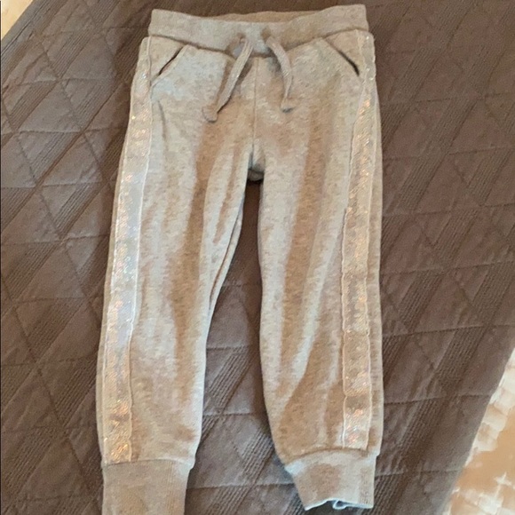 ** 6 for $25** Adorable Gray Sweatpants with sequin detail - Picture 1 of 3